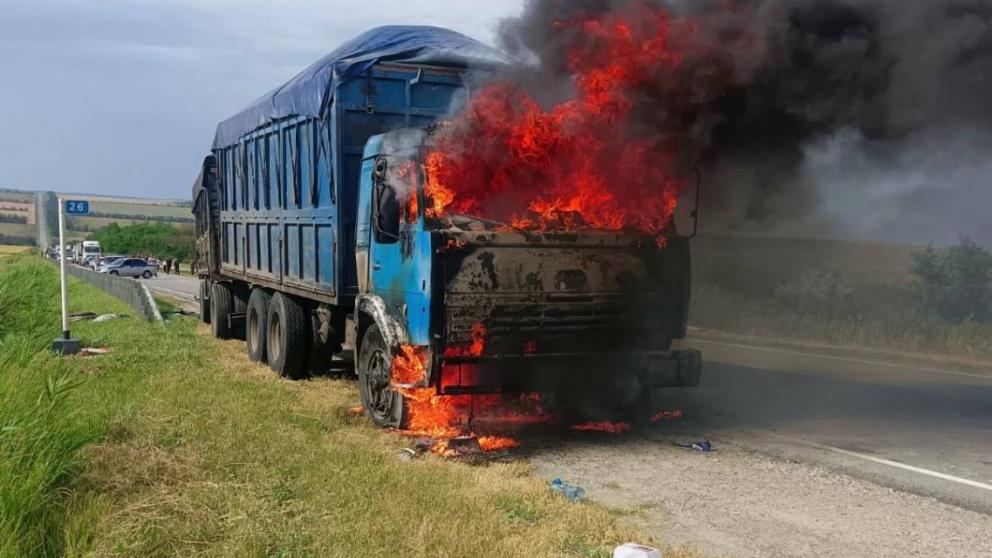 Грузовик загорелся на трассе в Александровском округе Ставрополья