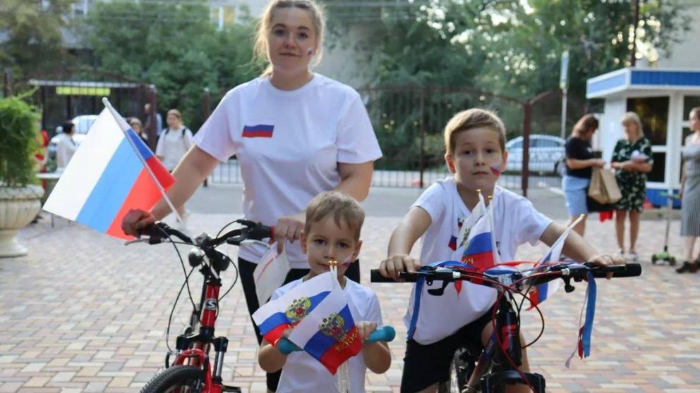 Семьи Петровского округа Ставрополья рулят под флагом России
