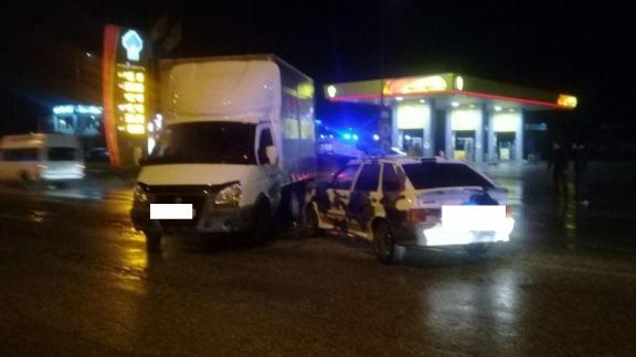 Легковушка влетела под грузовую «Газель» в Пятигорске