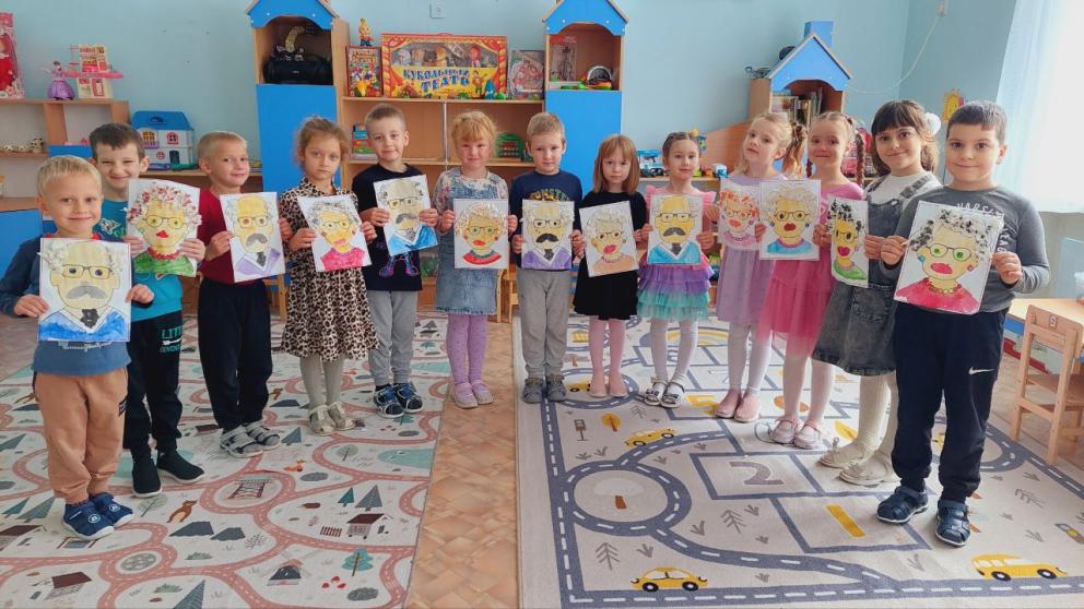 Школьники и воспитанники детсадов поздравили пожилых людей на Ставрополье