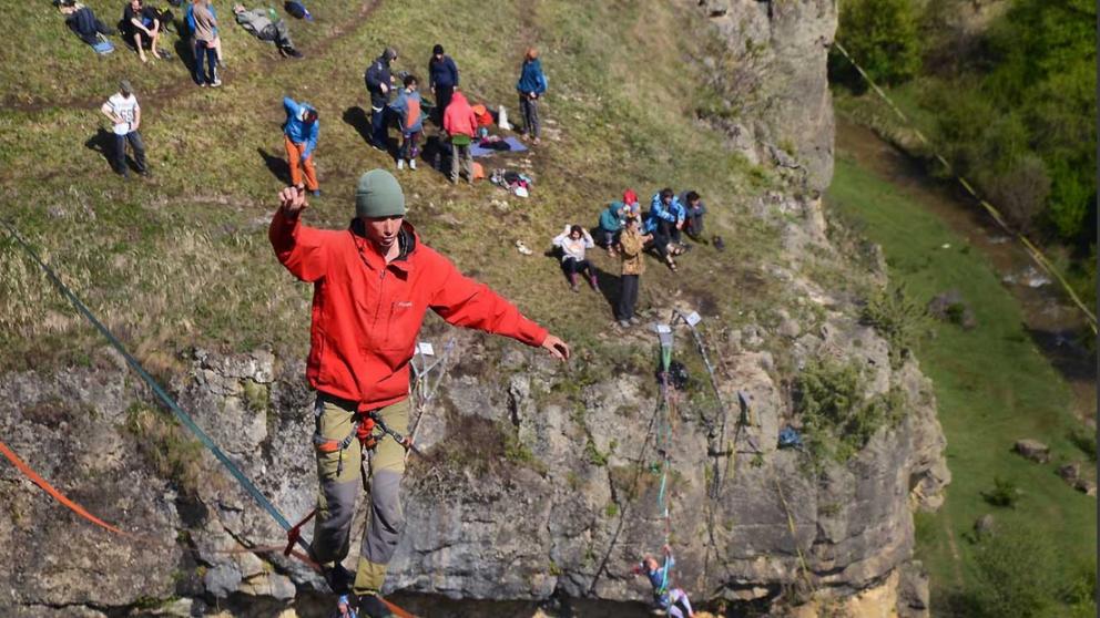 В Кисловодске канатоходцы прошли по рекордно длинной стропе над ущельем