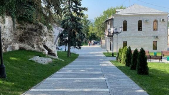 В Пятигорске завершают работы по благоустройству территории у здания ЗАГСа