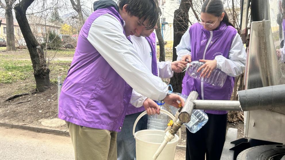 В Кисловодске волонтёры доставляют воду пенсионерам из-за перебоев водоснабжения