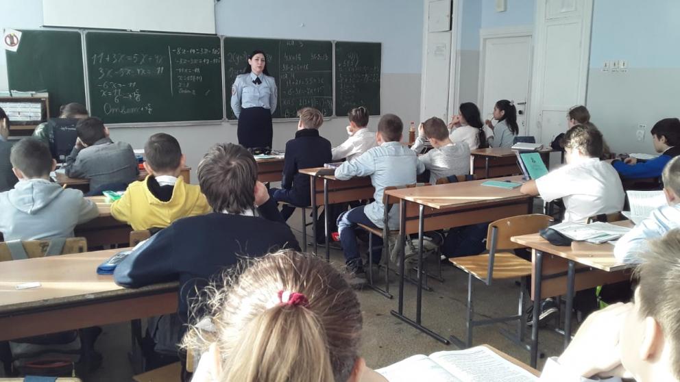 В Невинномысске в гости к детям пришёл Полицейский Дед Мороз