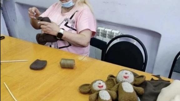Георгиевские волонтёры связали талисманы для участников СВО