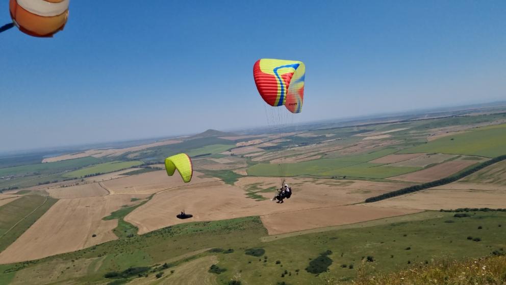 В Предгорье открыли сезон полетов на параплане