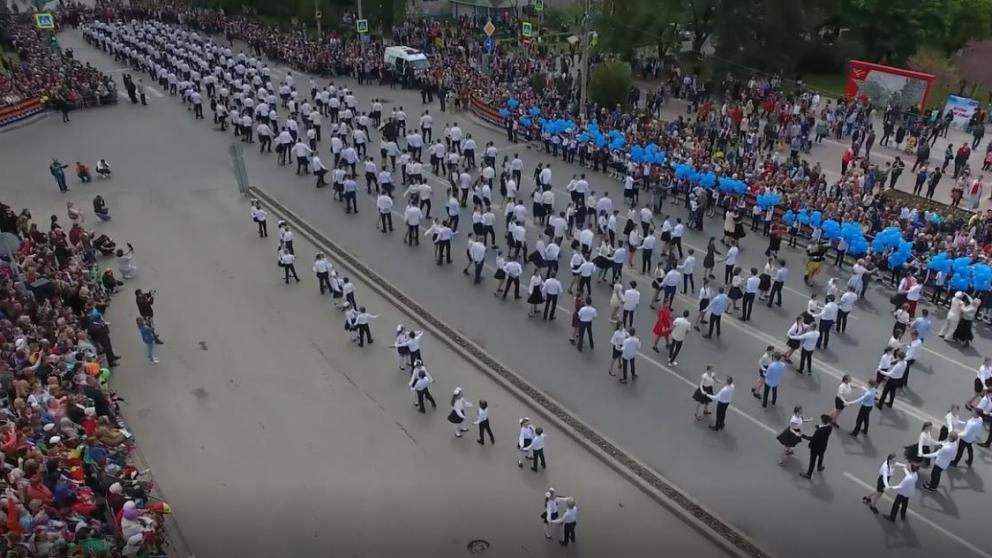 600 пар станцевали в Невинномысске Майский вальс