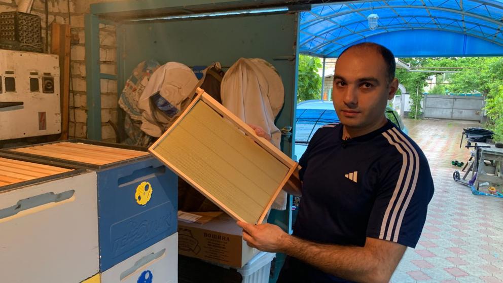 Житель Изобильненского округа Ставрополья открыл пасеку благодаря соцконтракту