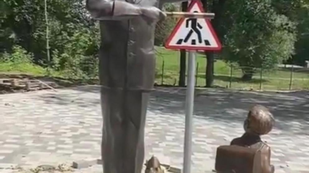 В Школьном сквере посёлка Иноземцево поселился Дядя Стёпа милиционер