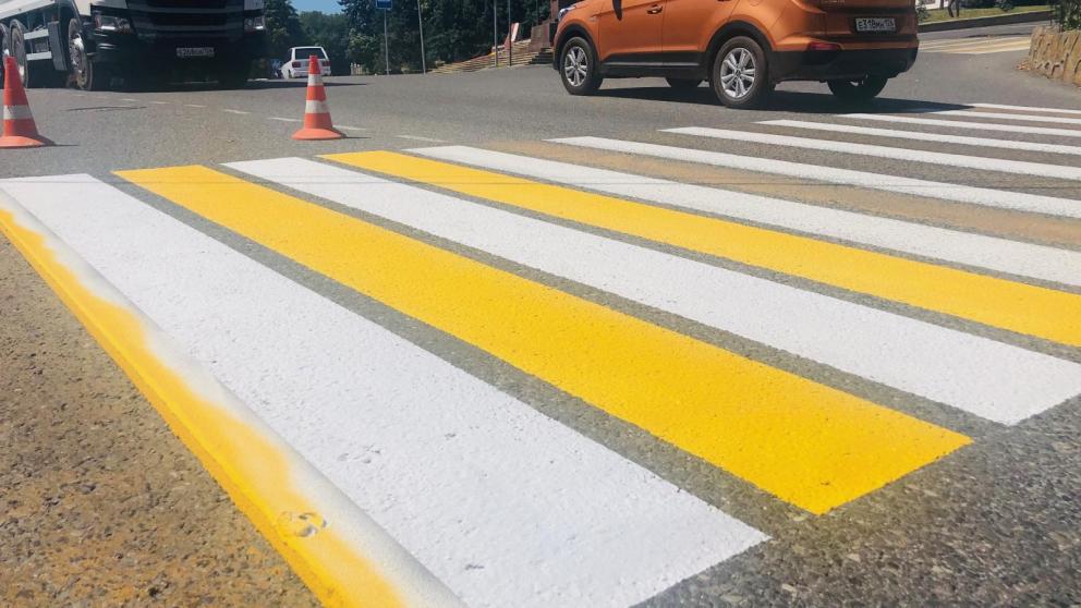 В Железноводске обновляют дорожную разметку на 30 пешеходных переходах
