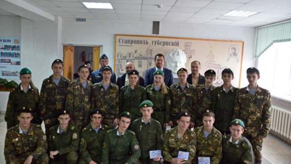 Кадетам-ермоловцам в День армейской авиации вручили парашютные книжки