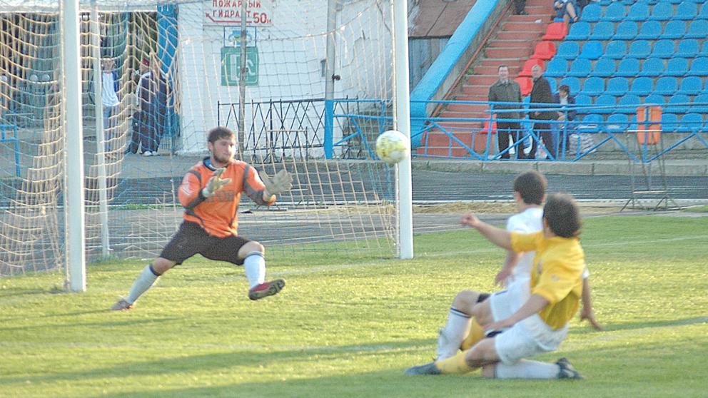 Ставропольские «заводчане» разошлись боевым миром с дмитриевскими футболистами