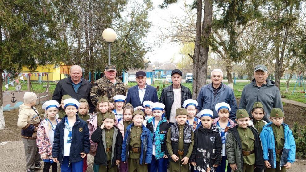 В селе Китаевском дети высадили деревья в рамках всероссийской акции «Сад памяти» 