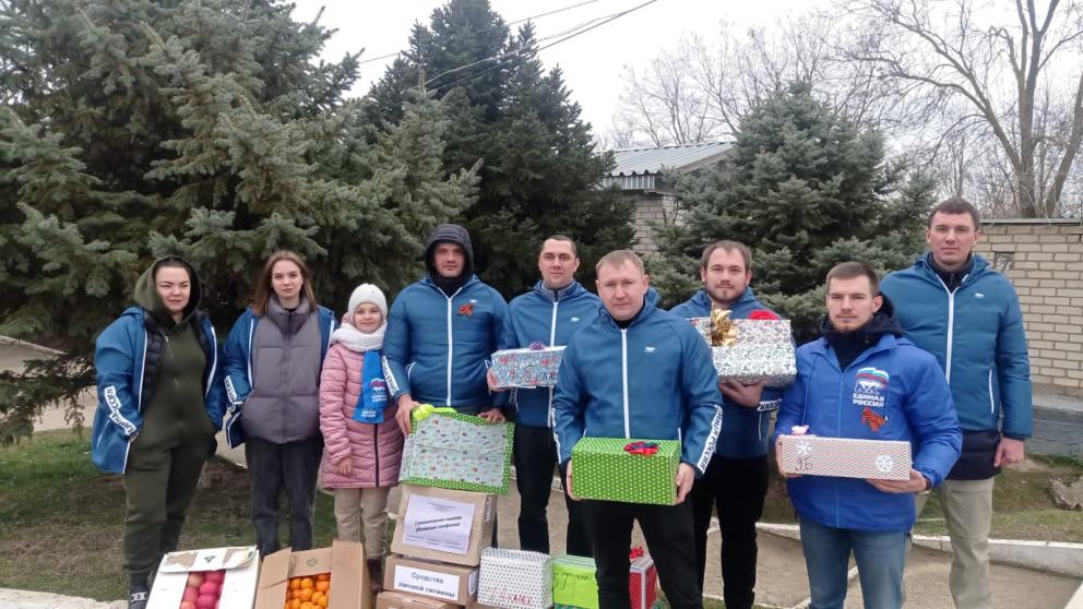 Активисты «Единой России» поздравили с праздниками раненых бойцов на Ставрополье