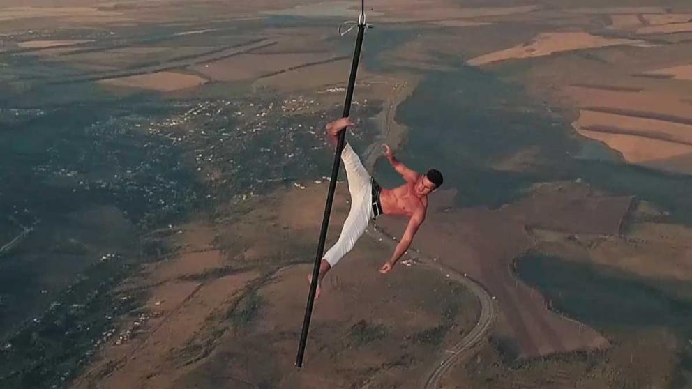Танцор на пилоне, прикреплённом к аэростату, выполнил трюки над окрестностями Ставрополя