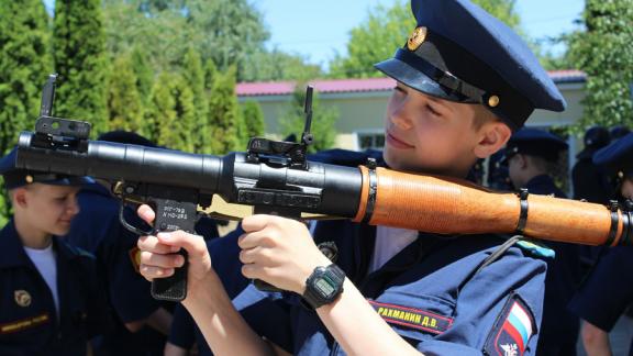 Сотрудники Росгвардии провели урок мужества для кадетов