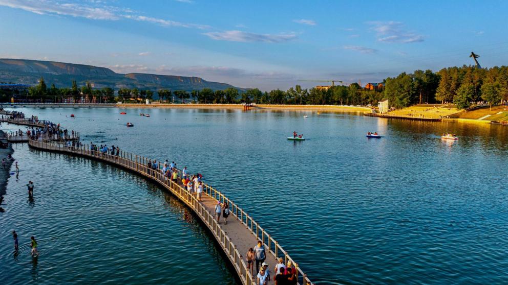 В Кисловодске оснастили подсветкой пирс на Старом озере