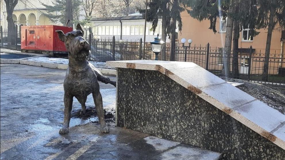 В Кисловодске на проспекте Ленина установили скульптуру Писающего пса