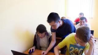 Участники инклюзивного форума в Ессентукском центре осваивают компьютерную графику