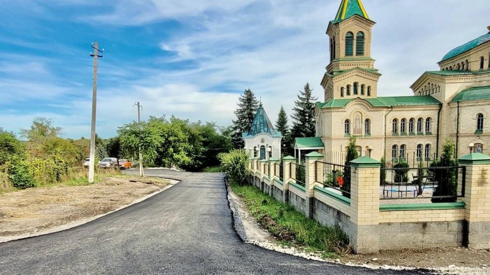 В станице Зольской на Ставрополье ремонтируют две дороги