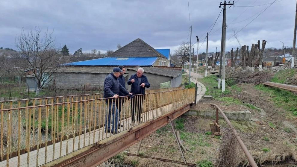 Реконструкция моста в селе Александровском идёт по графику