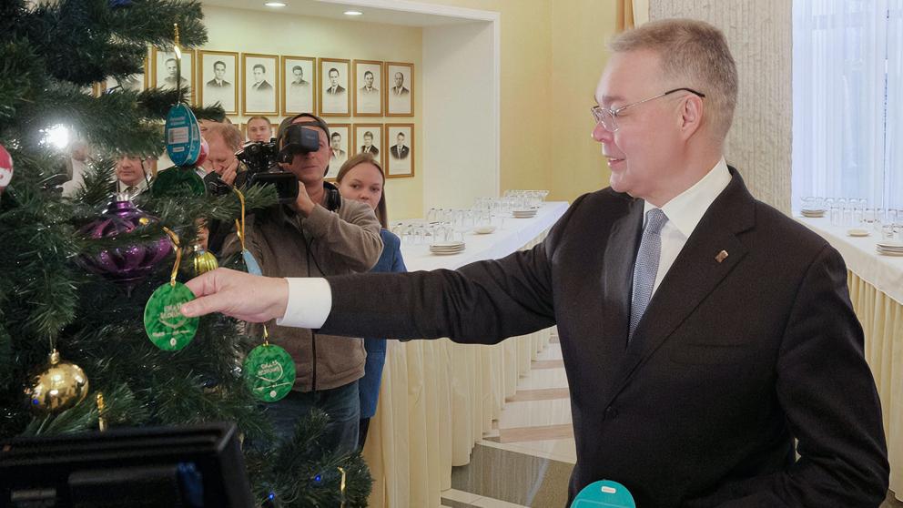 Губернатор Ставрополья снял несколько шаров с «Ёлки желаний»