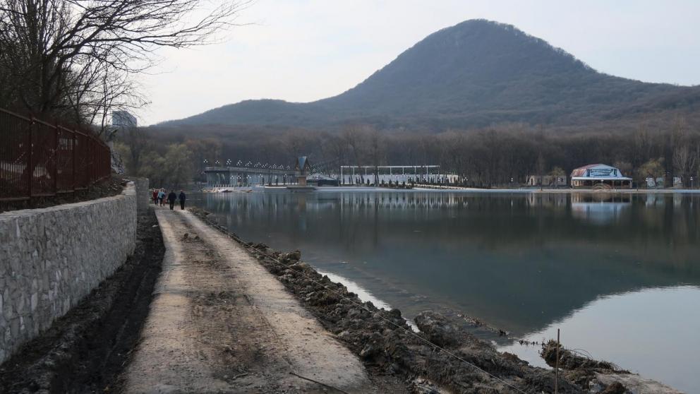 В Железноводске начались работы по благоустройству Курортного озера