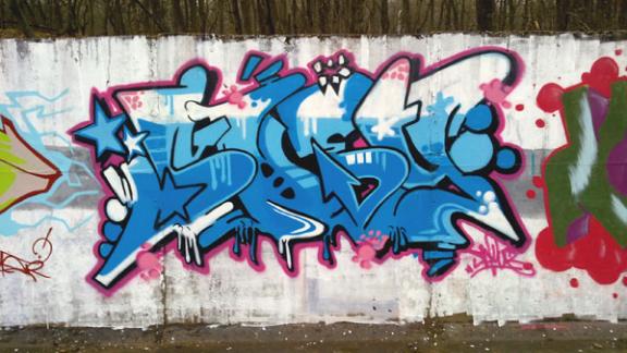 Граффити: яркими красками по серым стенам