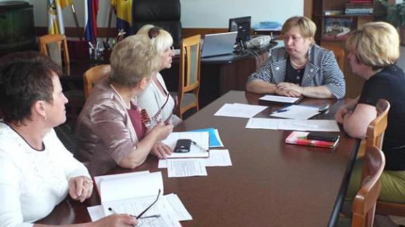 В Андроповском районе прошел выездной прием председателя комитета СК по делам архивов Е. Долговой