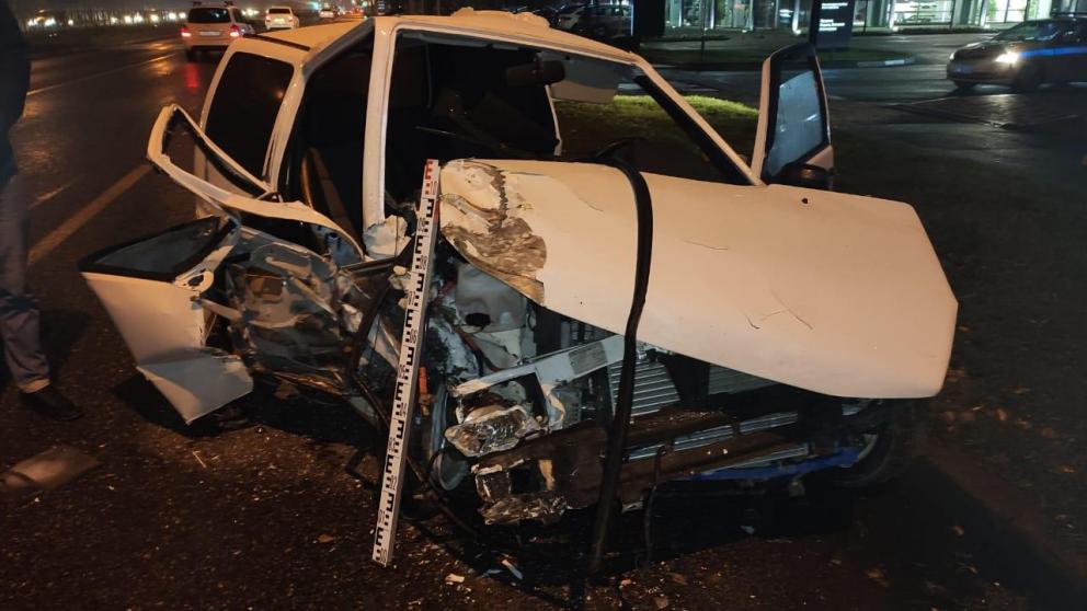 «Ока» в Ставрополе врезалась в бордюр и опору ЛЭП