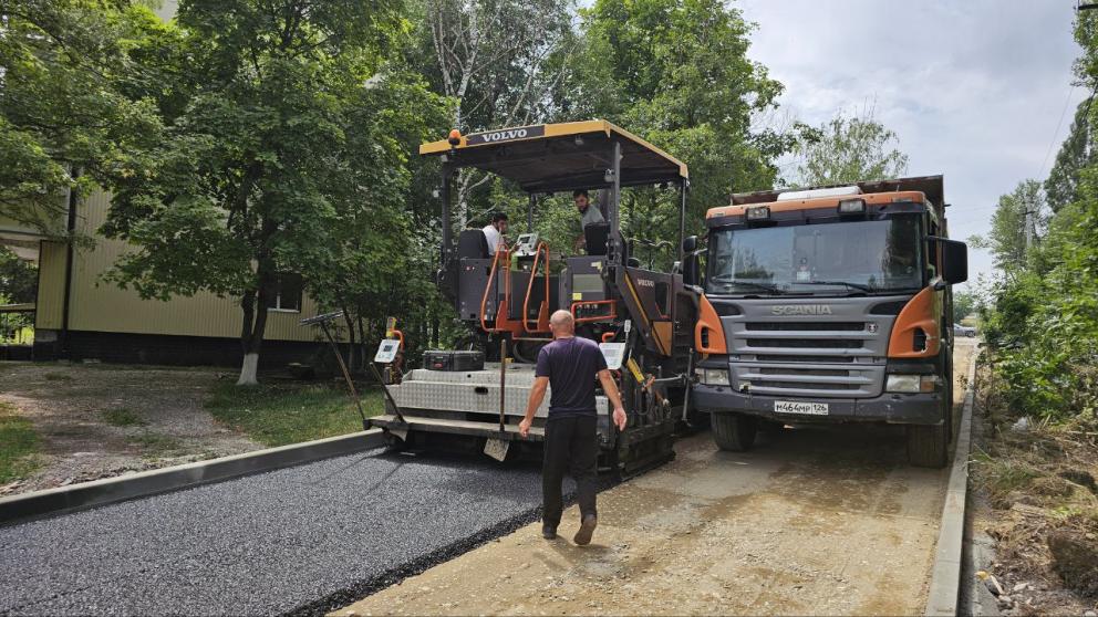 В посёлке на Ставрополье обновили дорожное покрытие на двух улицах