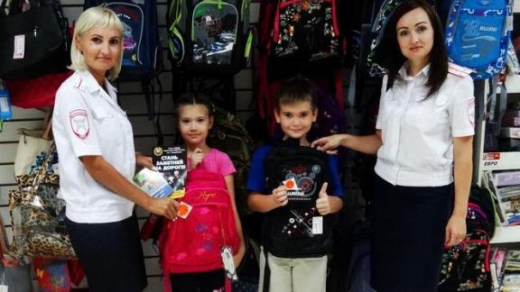 Сотрудники Госавтоинспекции на Ставрополье раздают световозвращающие элементы