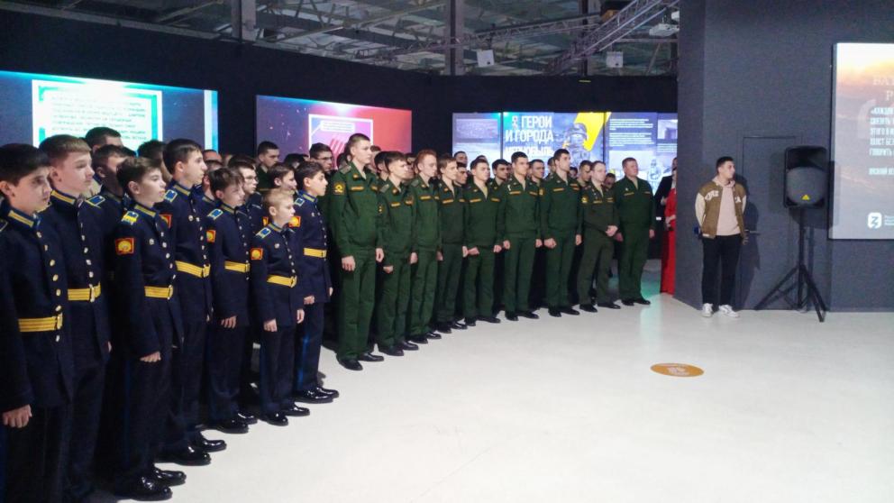 В двух городах Ставрополья открылась мультимедийная выставка «Герои спецоперации»