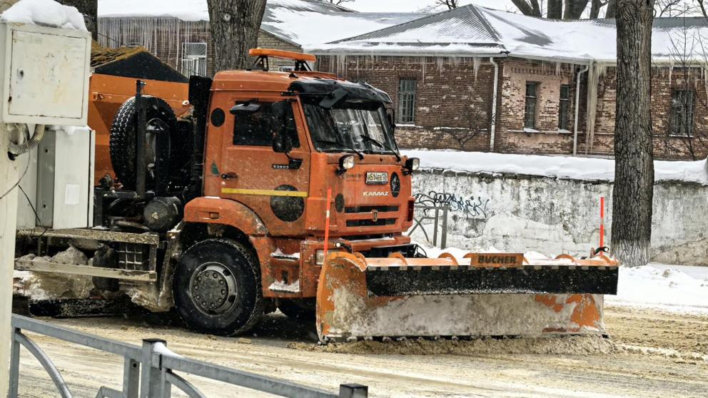 Ставропольские коммунальщики в круглосуточном режиме очищают город от снега