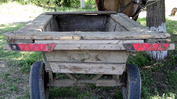 Водитель легкового автомобиля сбил повозку с лошадью в Степновском районе