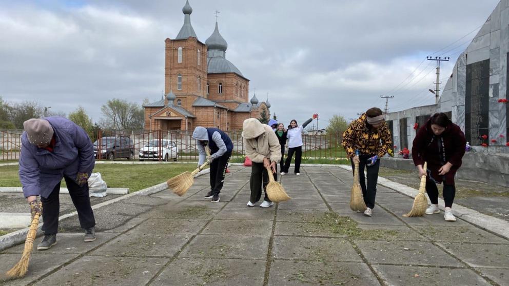 Субботник провели у воинского мемориала в Кировском округе Ставрополья
