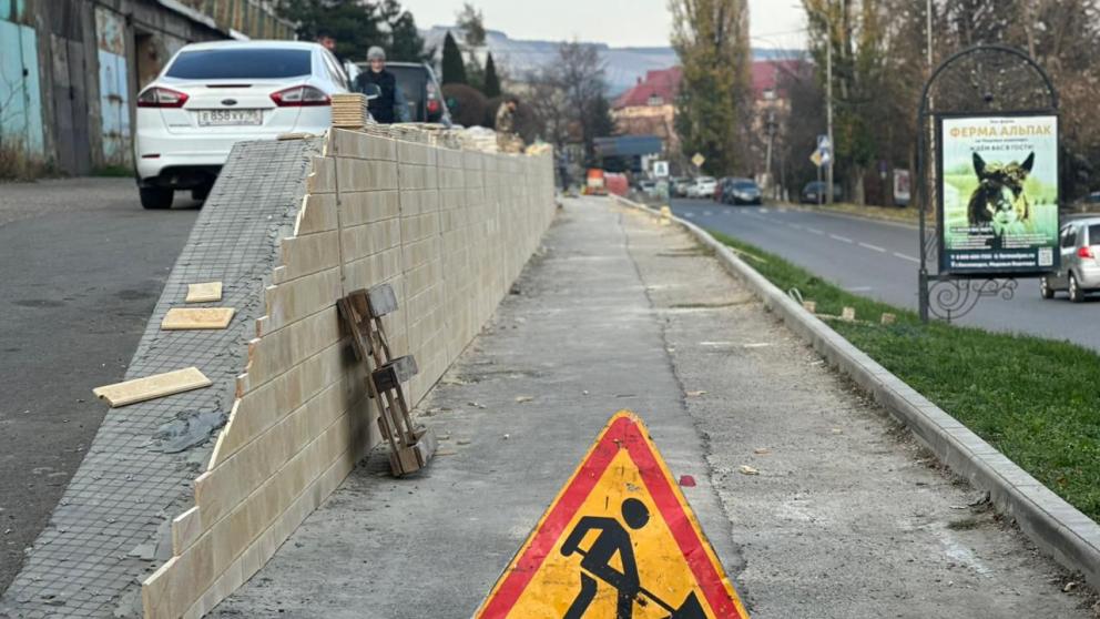 В Кисловодске укрепляют подпорную стену на улице Куйбышева