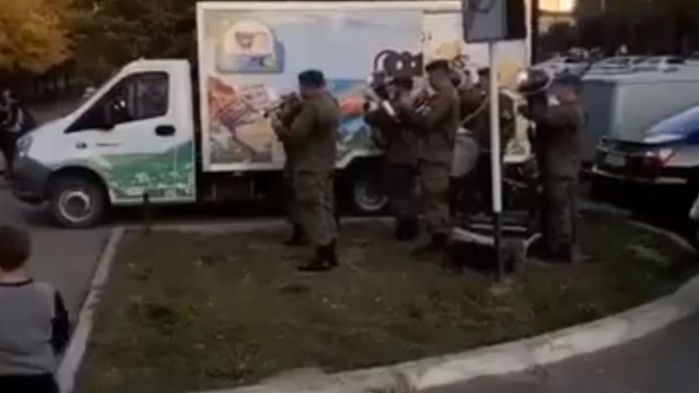 В Ставрополе счастливый отец встретил жену из роддома вместе с военным оркестром