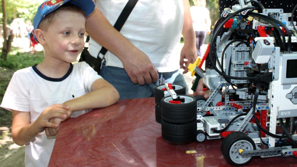 Лето у детей работников АО «Невинномысский Азот» началось с яркого праздника