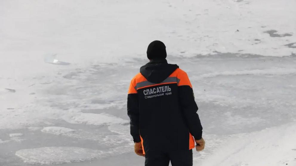 В посёлке Коммунар спасли двух рыбаков, провалившихся под лед на реке Калалы