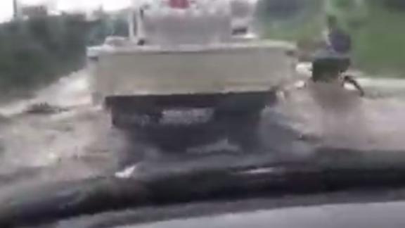 В Ставрополе велосипедиста едва не смыло водой на затопленной дороге