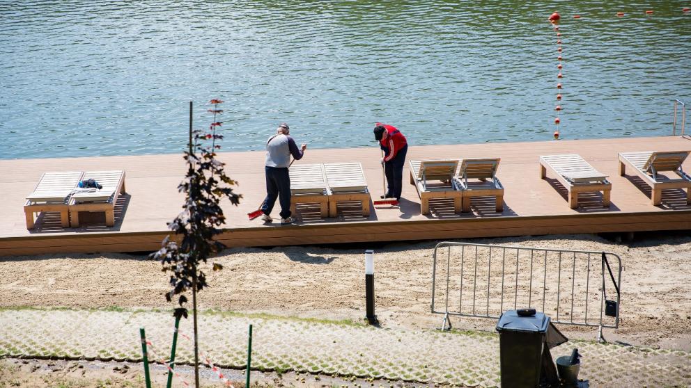 В Ставрополе около 30 специалистов убирают территорию Комсомольского пруда