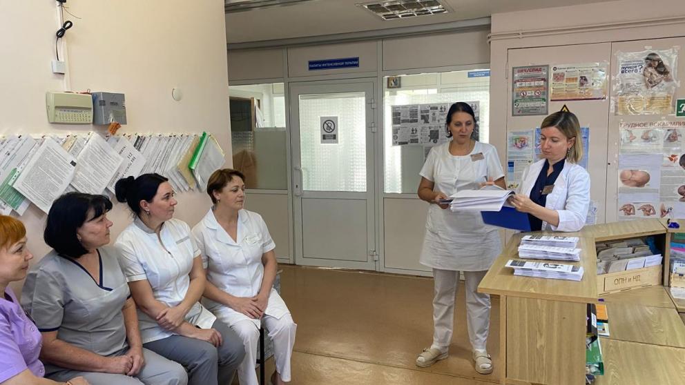 Врачи и мамы изучили современные методы ухода за новорождёнными