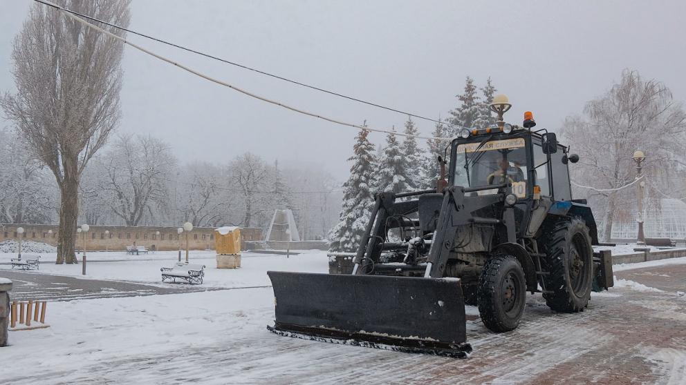 Улицы Пятигорска от снега убирают 14 машин спецтехники и 100 дворников