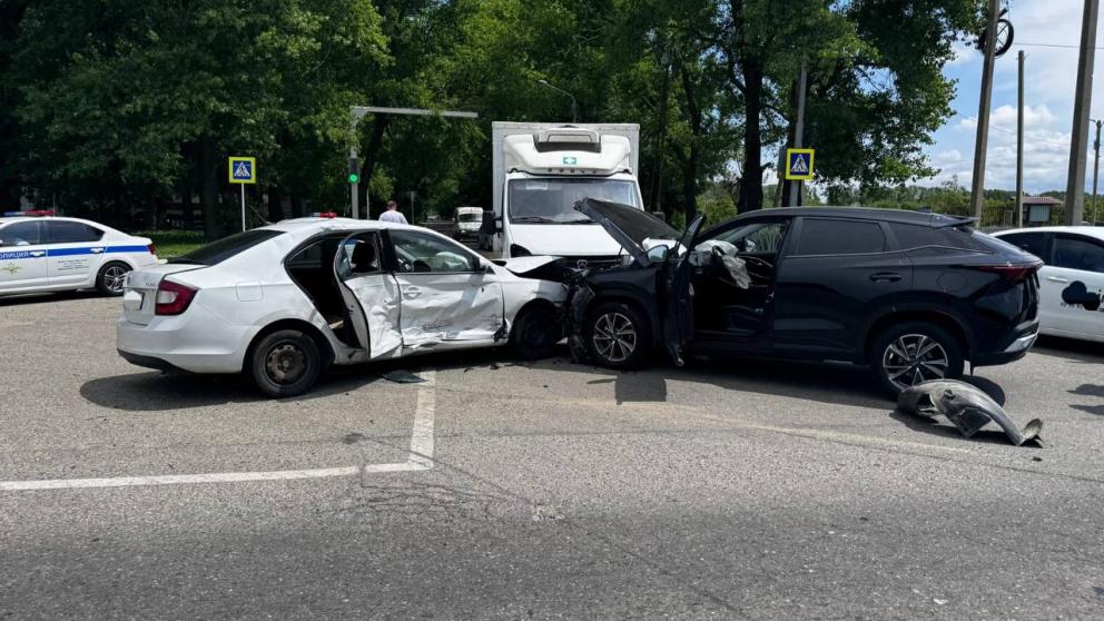 Сразу 3 автомобиля столкнулись в Ставрополе: 2 человека пострадали