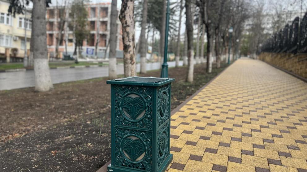 Уличные урны с фирменным дизайном появились в Кисловодске