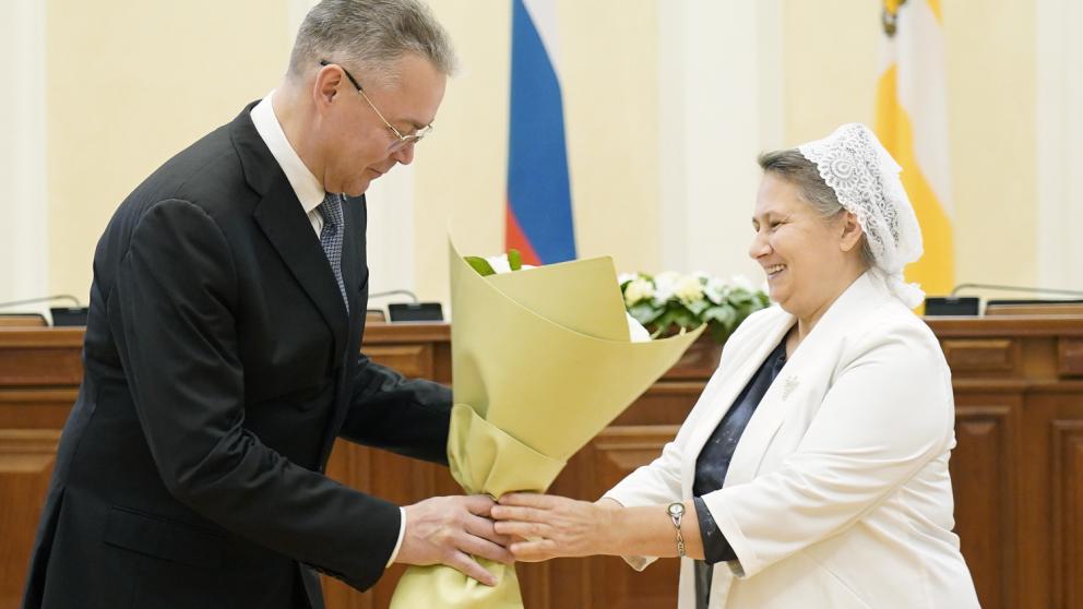 Владимир Владимиров наградил ставропольчанок медалями «Материнская слава»