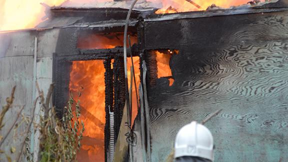 В Невинномысске пожарные вынесли из огня 4-летнюю девочку, ее мама погибла