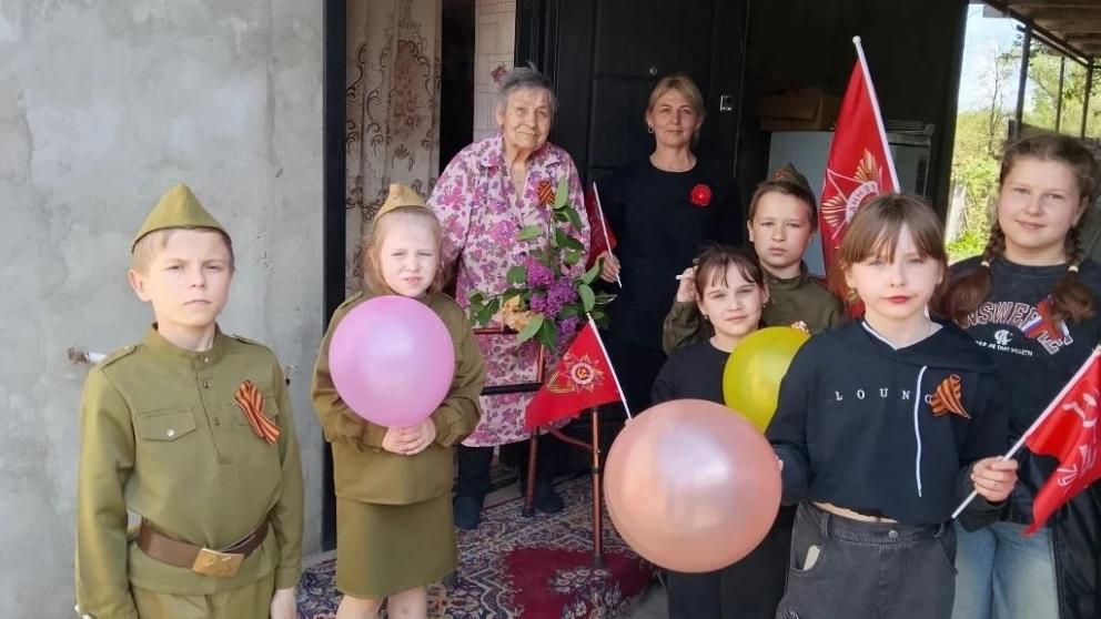 В поселке Рощино единороссы навестили свидетелей Великой Отечественной войны