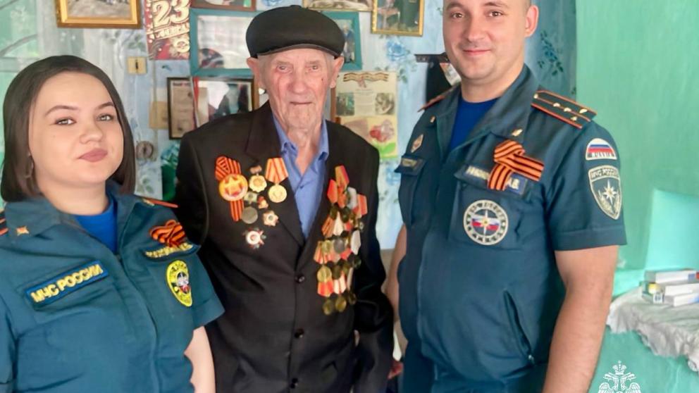 На Ставрополье сотрудники МЧС дарят ветеранам ВОВ пожарные извещатели